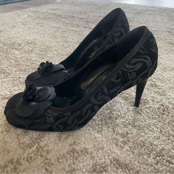 💯 CHANEL Black Embossed CC Pattern /w Floral Toe Pump Size 38 - Picture 13 of 16
